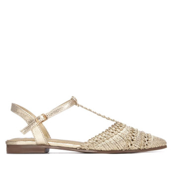 Sandalia con tira trenzada...